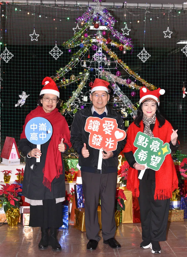 中崙高中校長劉晶晶（左）、 松山區長鄭朝元及松山社大校長劉熒瑰都十分支持松山之春公益活動。松山社區大學提供 