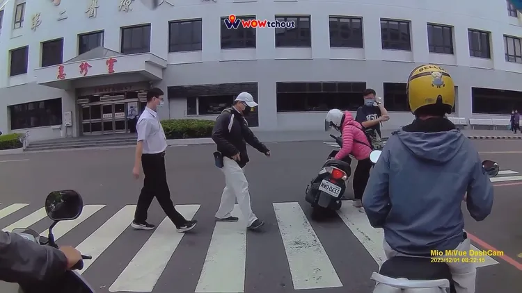 行人自行站起撫了手肘傷處。翻攝自YT頻道「WoWtchout - 地圖型行車影像分享平台」