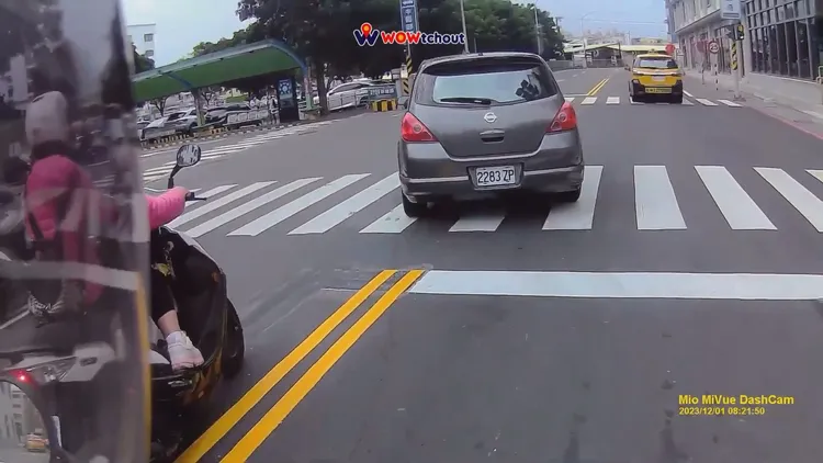 女騎士違規跨越道路中央的雙黃線。翻攝自YT頻道「WoWtchout - 地圖型行車影像分享平台」