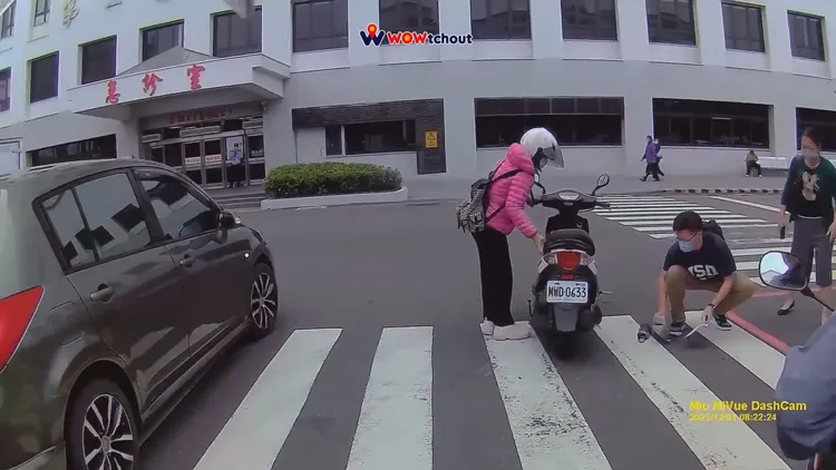 被鏟倒的行人還好心幫肇禍女騎士撿拾摔車散落物。翻攝自YT頻道「WoWtchout - 地圖型行車影像分享平台」
