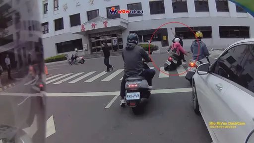 直接送你進急診?女三寶醫院前撞噴行人 網:這6000不冤枉