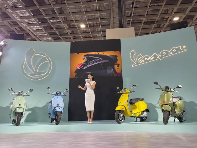此次Vespa台北車展攤位依據品牌母公司PIAGGIO集團的規範打造，引入今年EICMA米蘭車展首次亮相的新視覺風格。林浩昇攝