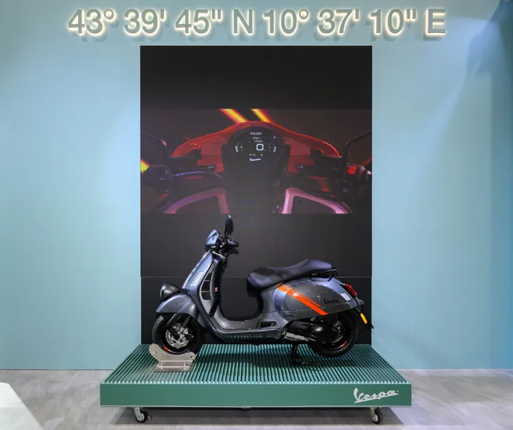 現場展出的Vespa全新GTV 300鈦鐵灰，配以Vespa起源地義大利Pontedera的工廠經緯度標誌。業者提供
