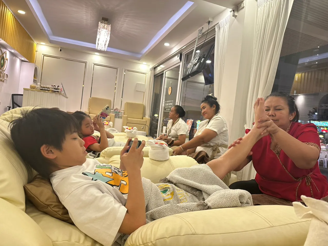 小選手們為了能有最好的舞台表現，還去享受腳底按摩服務。翻攝臉書「Cypher idol 賽飛兒藝能」