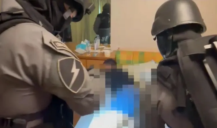 幫派首腦睡夢中落網。翻攝畫面