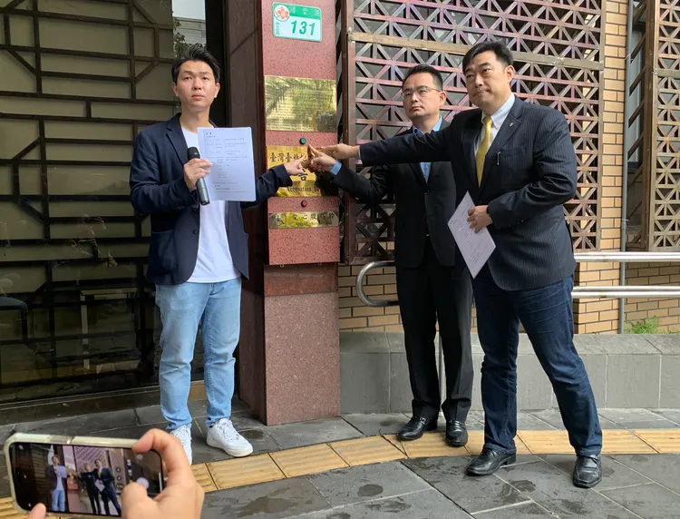 侯辦發言人呂家愷(左起)、律師簡榮宗、葉慶元到北檢提告。丁牧群攝