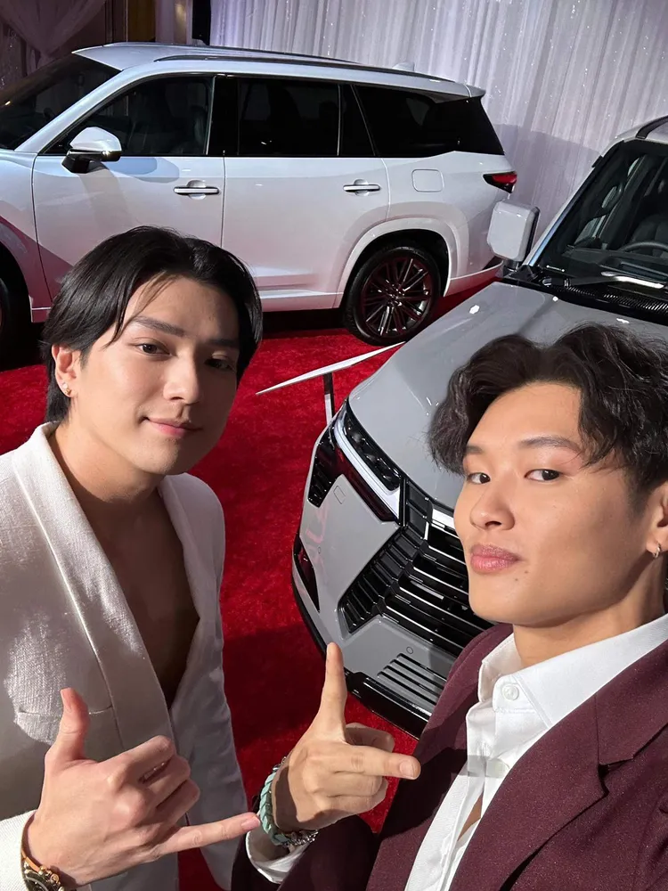 Sunkis（右）與新田真劍佑一見如故，玩自拍。香吉士音樂提供