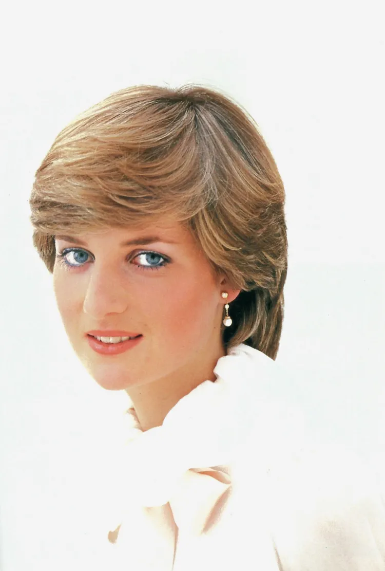 黛安娜1981年在訂婚肖像中身著設計師Emanuel打造的粉紅色雪紡伊曼紐爾襯衫。品牌提供