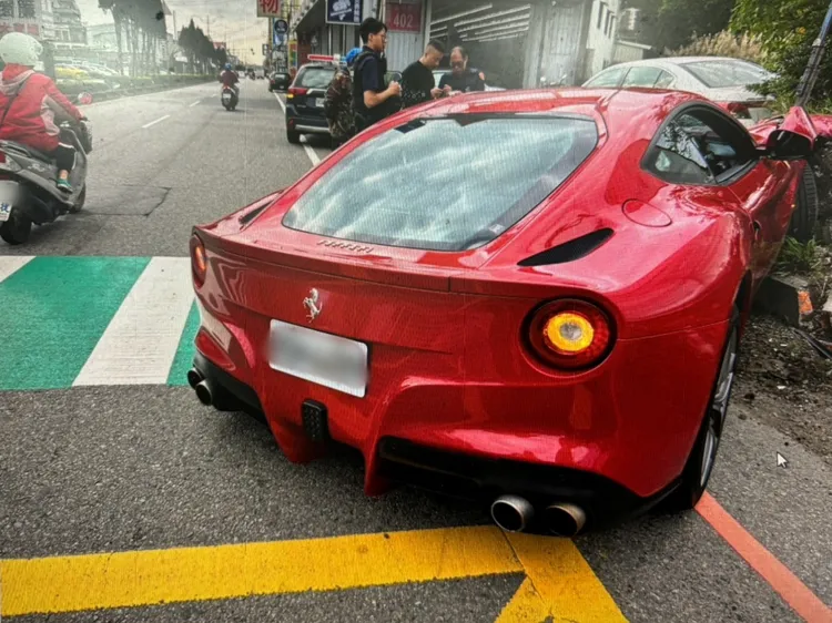 法拉利撞路邊招牌。中壢警分局提供