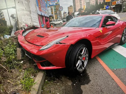 千萬法拉利F12撞路邊招牌 疑超車油門重踩失控!駕駛修車費驚人