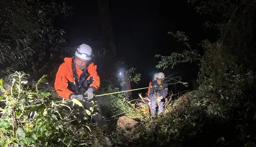 外籍游客包车游清境翻车坠谷 8人全数救出3人伤势较重