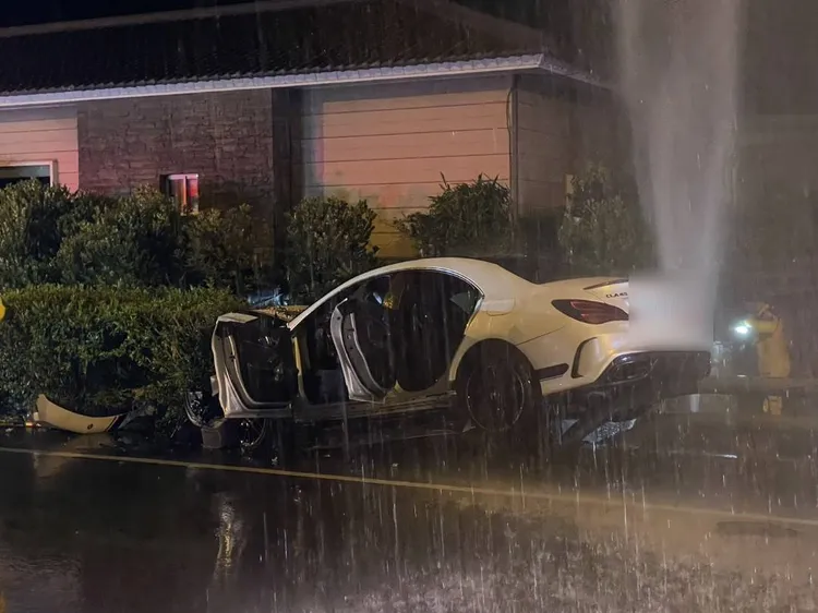 白色賓士追車撞消防栓。讀者提供