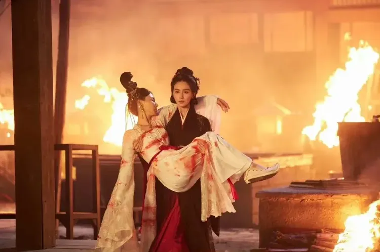 劉詩詩在《一念關山》公主抱葉青。翻攝微博