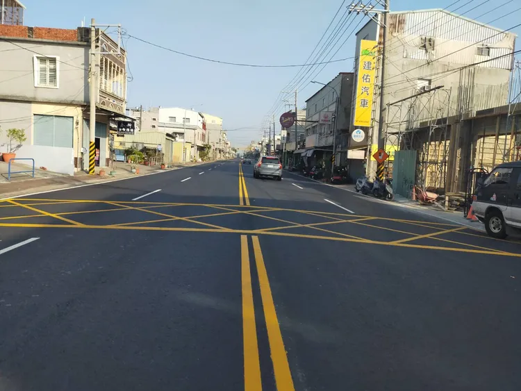 本洲產業園區聯外道路維新路，應用轉爐石取代天然石粒料改善路面。工務局提供