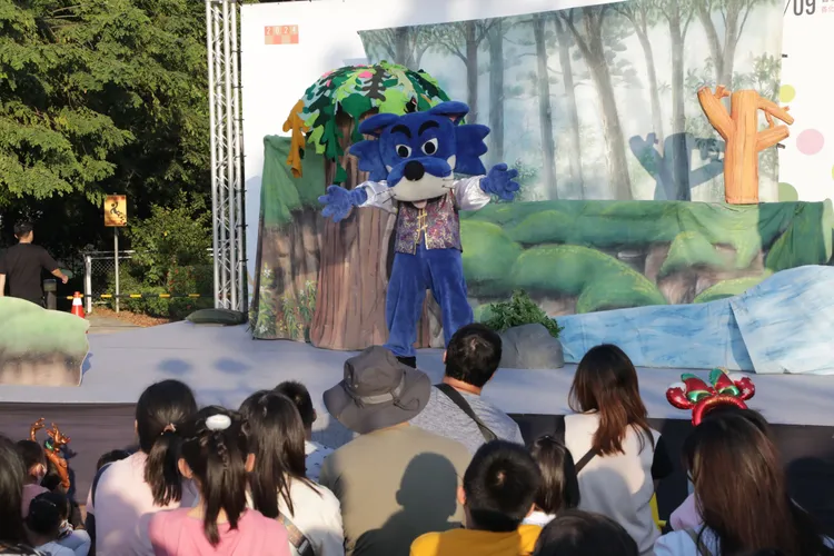 小青蛙劇團改編家喻戶曉的「金斧頭銀斧頭」上演布偶劇。市府提供