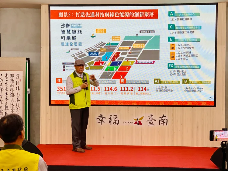 經發局長林榮川上台報告年終成果。王志弘攝