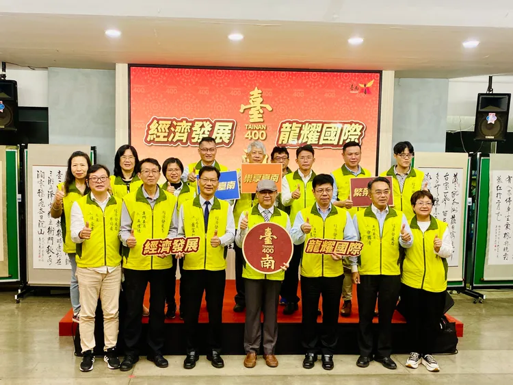 林榮川率同仁展望明年欣欣向「龍」。王志弘攝