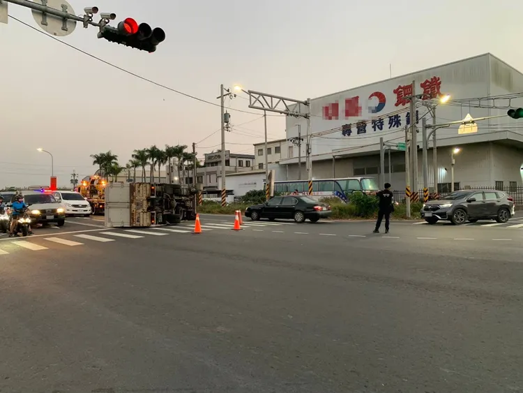 小貨車側翻占據車道，造成交通回堵。警方提供