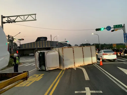 翻車片｜搶快走中線90度大轉彎！不是藤原拓海　滑撞無辜車輛賠慘了