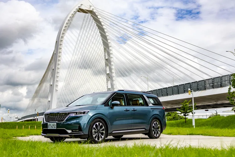 Kia Carnival自上市截至2023年11月底，累計銷售領牌已近2500台，穩坐2023年1-11月同級進口大型MPV銷售冠軍。業者提供