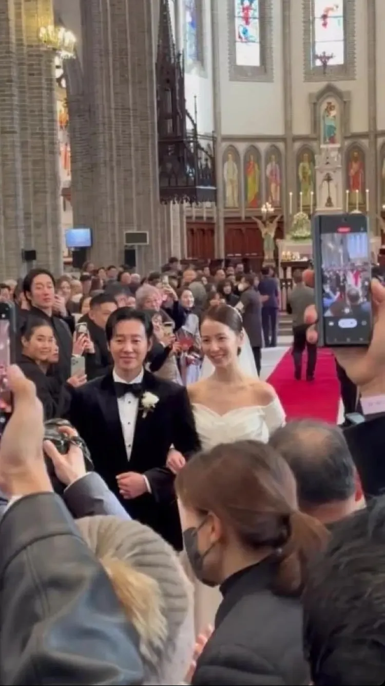 金東旭（左）的才女老婆外型亮眼。翻攝X（推特）