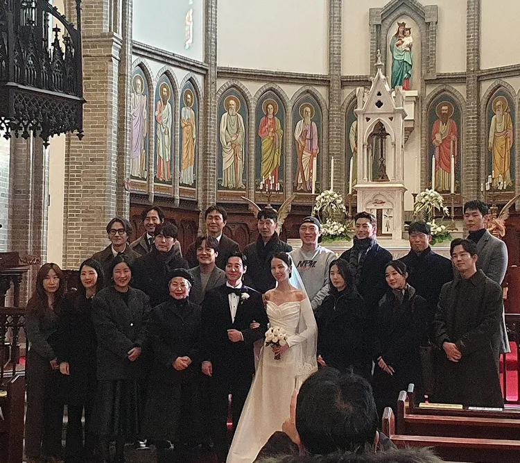 鄭雨盛（中間排左二起）、車太鉉、申河均（後排左起）、吳正世、柳海真（後排右二）都現身觀禮，祝福金東旭結婚。翻攝X（推特）