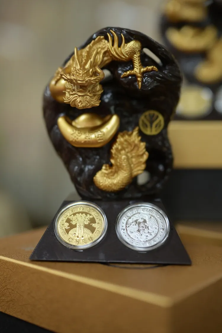 紫南宮龍年錢母「龍抱風雨」。翻攝紫南宮臉書