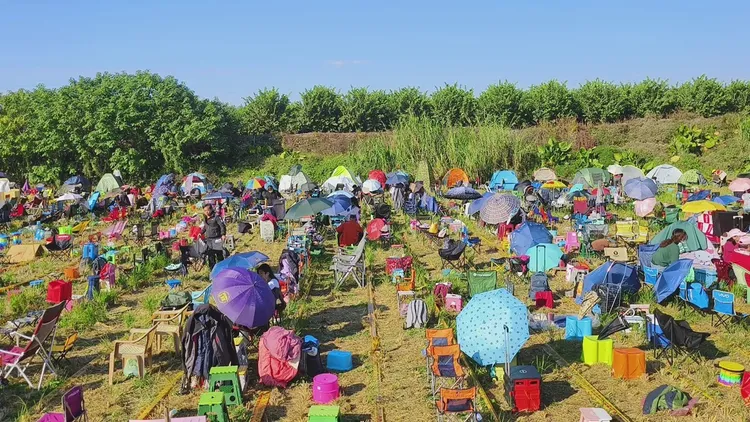 紫南宮信眾露營排隊領錢母，另類跨年。翻攝臉書「竹山讚 - 竹山戲院影像故事館」