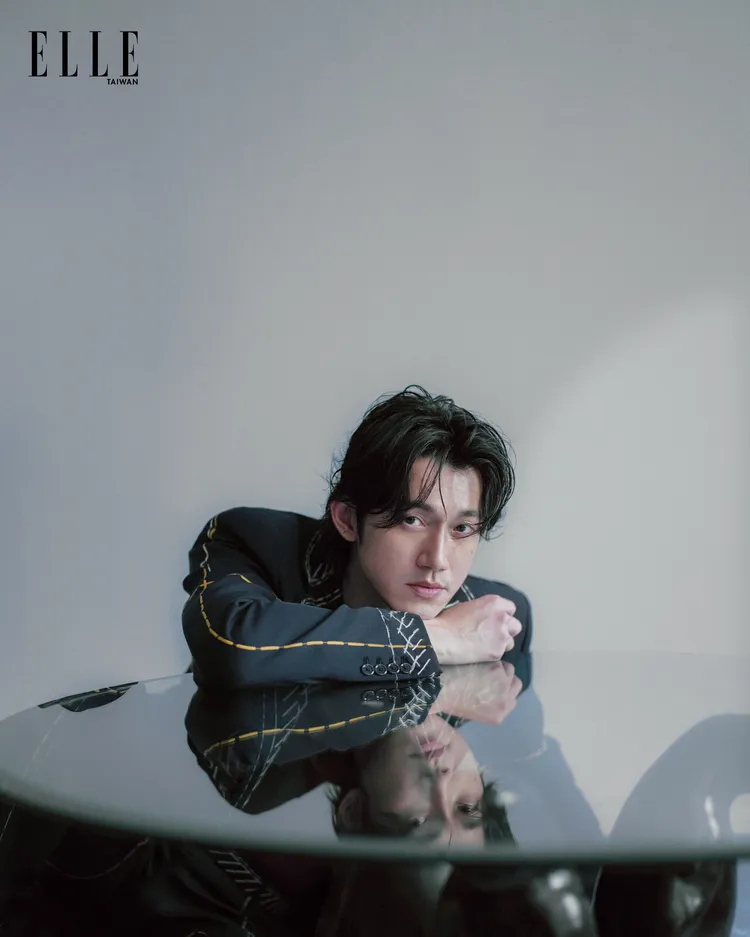  吳慷仁拍攝《ELLE》封面。《ELLE》國際中文版雜誌提供