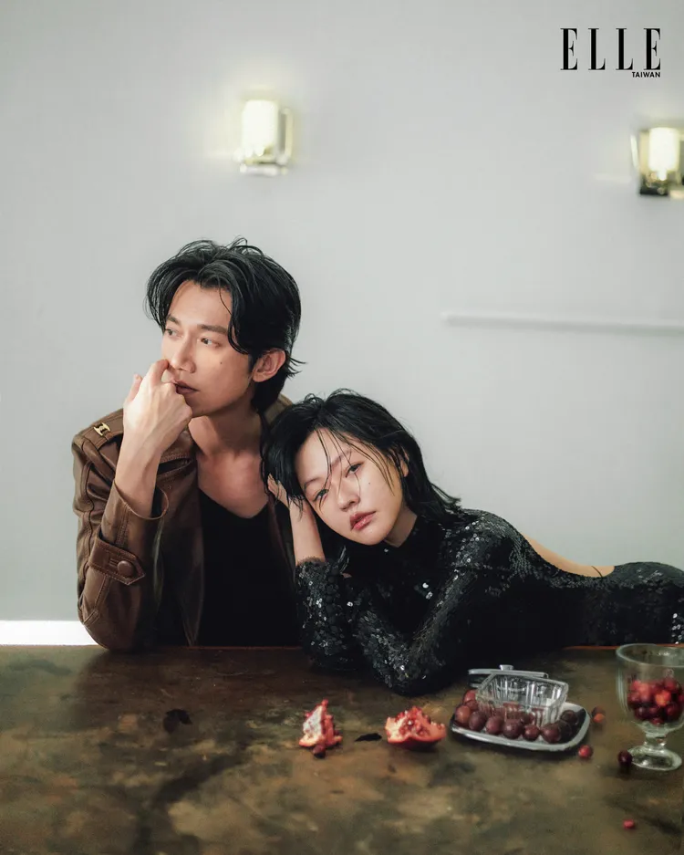  吳慷仁（左）與小S（右）拍攝《ELLE》封面。《ELLE》國際中文版雜誌提供