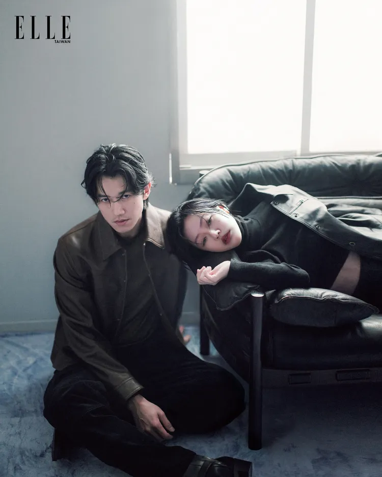  吳慷仁（左）與小S（右）拍攝《ELLE》封面。《ELLE》國際中文版雜誌提供