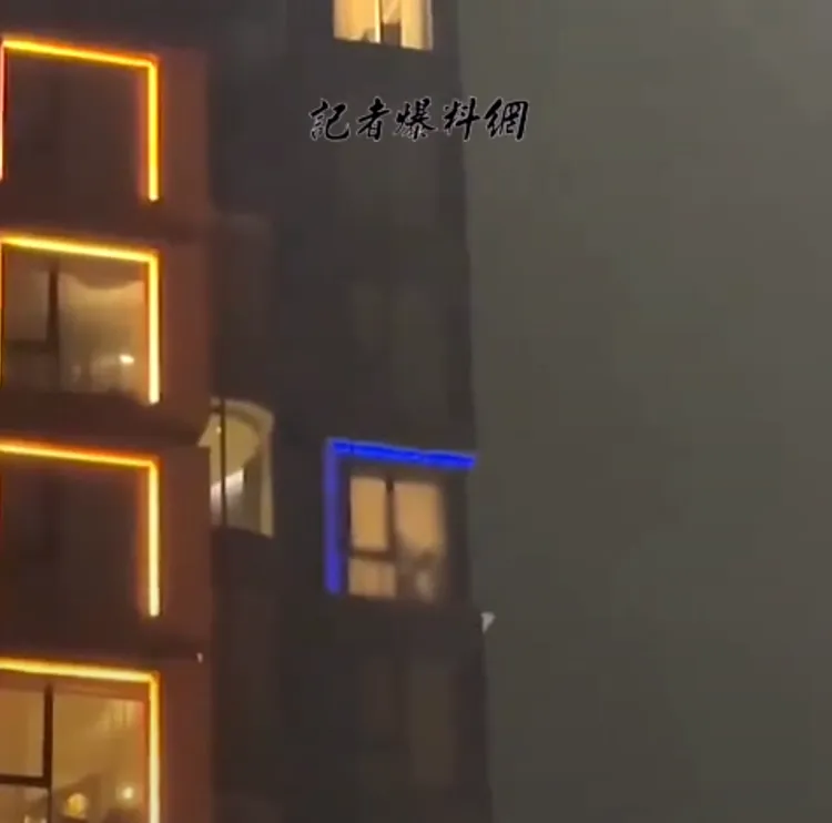 昨晚高雄中央公園大批遊客發現附近的飯店高樓，竟有情侶趴窗激戰活春宮，眾人舉起手機錄影拍照。翻攝自記者爆料網