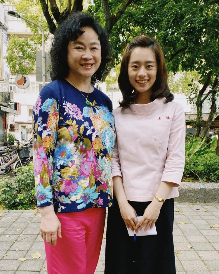 許莉廷（右）在《本日公休》演少女版陸小芬「阿芯」。翻攝許莉廷臉書
