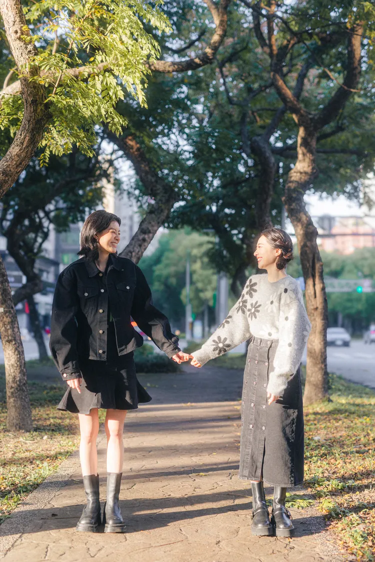 宸頤（左）和許莉廷的戀情引起不少百合粉絲討論。青春期影視、快樂成長娛樂提供