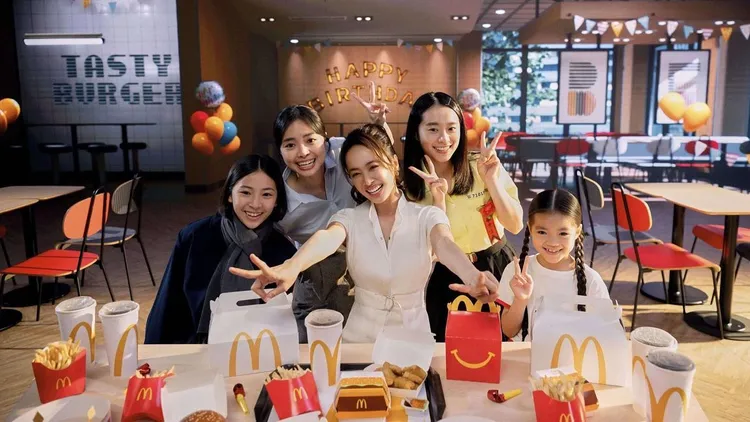 許莉廷（右一）曾和蔡依林拍麥當勞廣告。翻攝許莉廷臉書