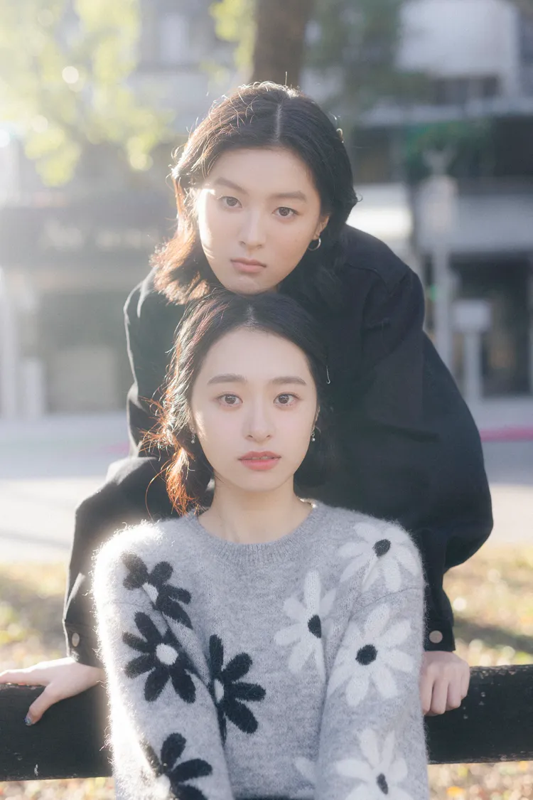 宸頤（上）和許莉廷一度演到心好痛。青春期影視、快樂成長娛樂提供