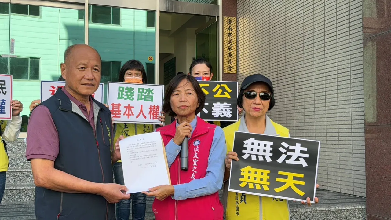 她前往南市選委會遞交抗議書。王家貞提供