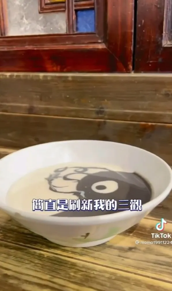 高雄《九記文忠食糖水》隨機畫上圖案，濃郁的芝麻糊。TikTok@momo19911224 / IG：momo19911224 提供