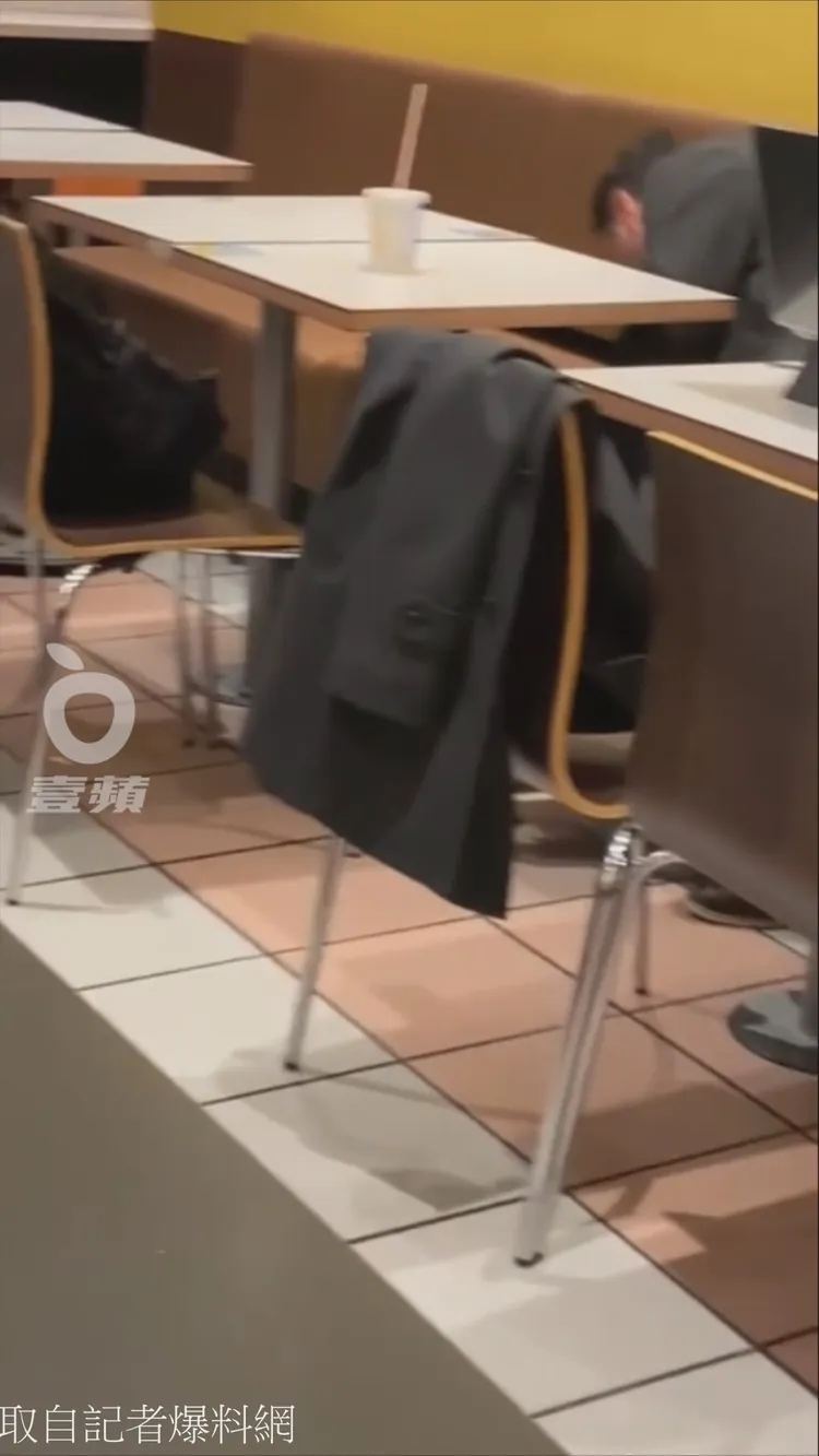 大叔聞一次不夠，二度俯身猛吸正妹臀部遺留體味。翻攝自記者爆料網