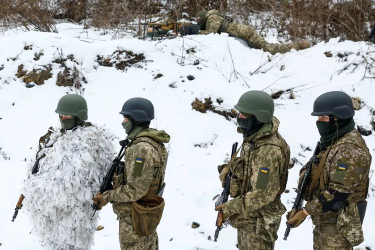 圖為烏克蘭軍人在基輔附近受訓。路透社