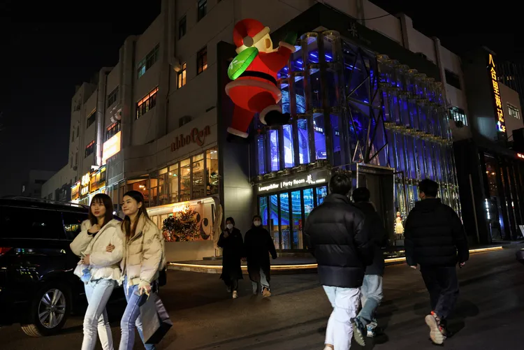 中國經濟走勢趨緩，多項宏觀數據也不如預期，通貨緊縮的壓力增；圖為北京街頭的聖誕裝飾。路透社