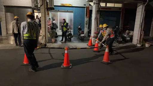 「碰」爆炸聲!路面裂開冒煙 竟是地下電纜走火