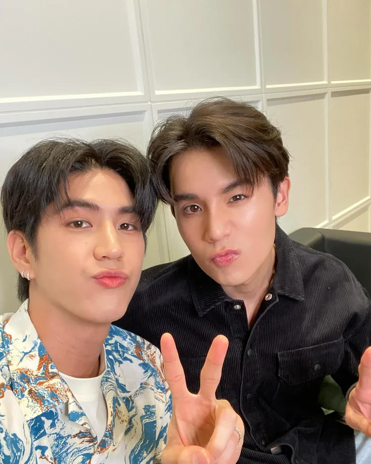 Jimmy（右）戲外還有皮膚科醫生的身分，Sea曾說2人的關係是「已婚夫婦」。翻攝GMMTV臉書