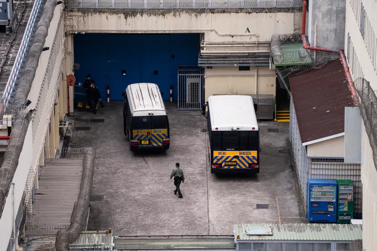 囚車駛入荔枝角拘留所，但媒體未能拍到黎智英外出的畫面。美聯社