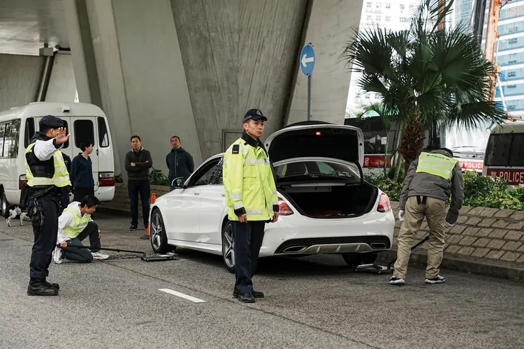 港警嚴格檢查進入法院車輛。路透社
