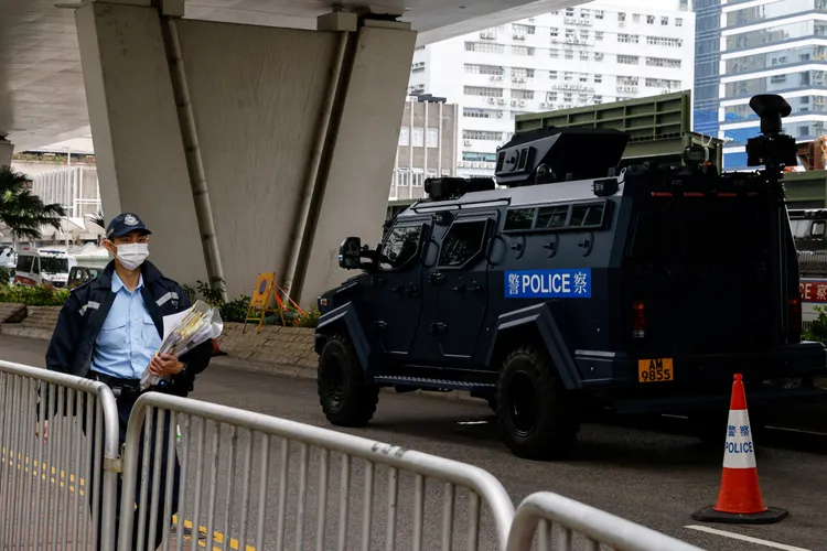 在黎智英抵達法院前，港警出動武裝車在法院周邊維安。路透社