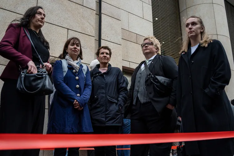 英國領事館代表(右起)、加拿大領事館代表、瑞士領事館代表、澳洲領事館代表、紐西蘭領事館代表18日在香港西九龍法院外等候旁聽黎智英案。美聯社