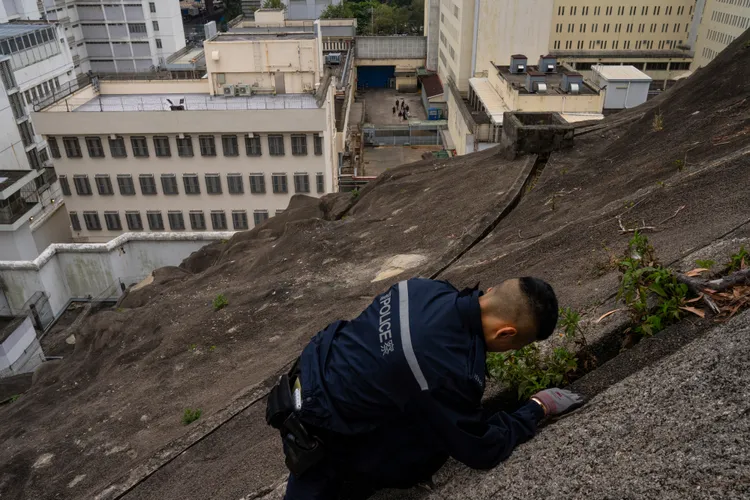 港警在荔枝角拘留所巡邏。美聯社