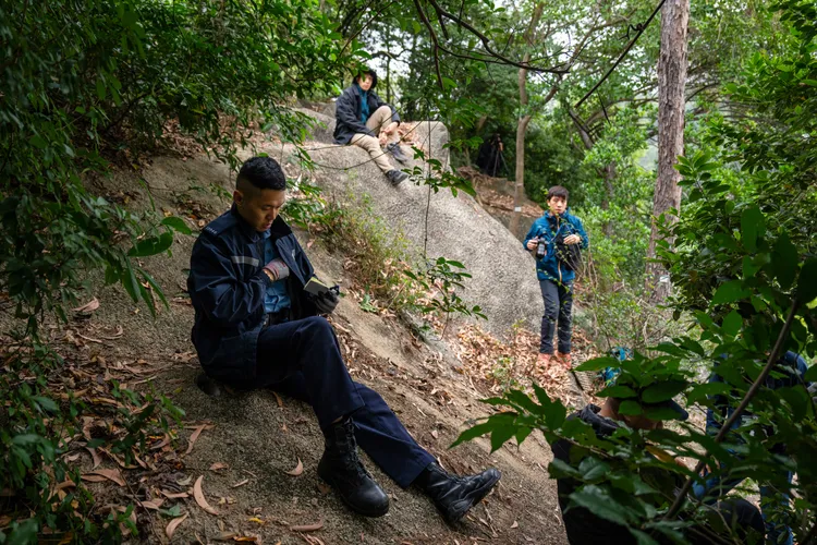 有記者企圖爬上高處拍攝黎智英被移送的畫面，但遭警員攔阻。美聯社