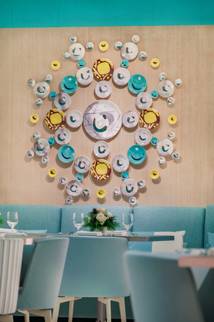 美國藝術家Molly Hatch所創作，以69件手繪餐瓷組成的裝置藝術。品牌提供